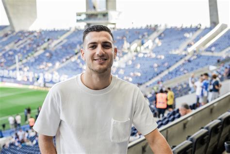 Diogo Dalot No Est Dio Do Drag O Para Assistir Ao Fc Porto Portimonense