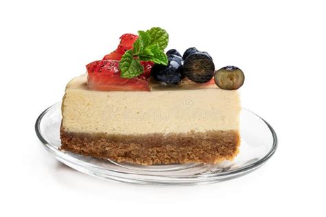 Fatia De Cheesecake Cremoso Amoras Vivas Em Cima Isolada Em Branco