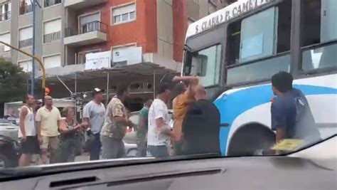 Video violenta reacción de taxistas y remiseros en corte de avenida