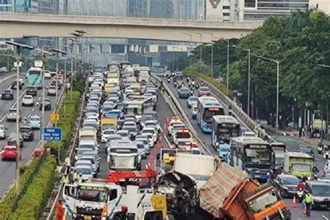 Dua Truk Tabrakan Beruntun Di Jalan Tol Dalam Kota Nusantara 62