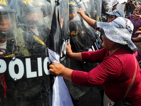 Crisis Política En Perú Tensión En Lima Por Manifestantes Que Piden La Renuncia De Dina