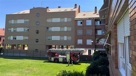 Bomberos de Logroño intentan acceder a una vivienda para comprobar el