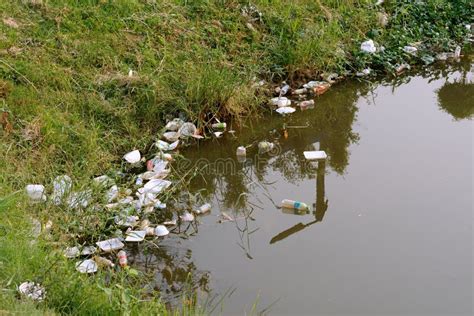 Plastikabfall Im Fluss In Der Verschmutzung Und In Der Umwelt Im