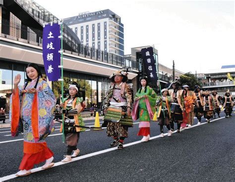 武将と奥方、3年ぶりのデート 「多治見まつり」で練り歩き：中日新聞web