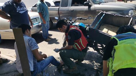 Automovilista se pasa un alto y motociclista choca contra él al sur de