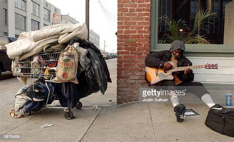 Homeless Man Shopping Cart Photos Et Images De Collection Getty Images