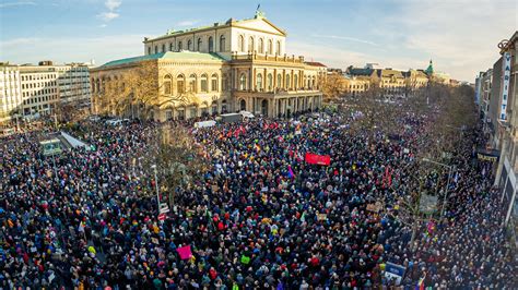 Zehntausende Menschen Demonstrieren In Niedersachsen Gegen Rechts