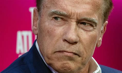 Agi comme si ses bras étaient naturellement musclés Arnold