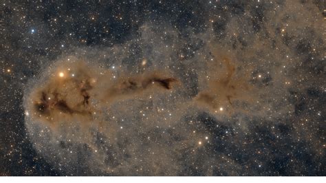 Destaque da NASA nebulosa escura e estrelas estão na foto astronômica