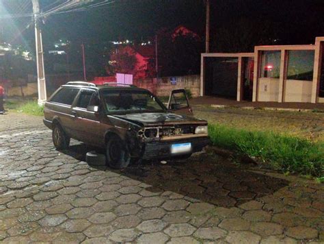 Motorista recebe socorro após carro pegar fogo e acaba preso por