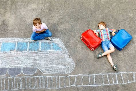 Dos niños pequeños que se divierten con el dibujo de la imagen del tren