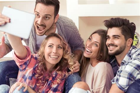 Grupo De Amigos Tirando Uma Selfie Em Um Tablet Foto Premium