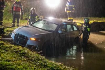 Auto In Pollham Aus Teich Gehoben