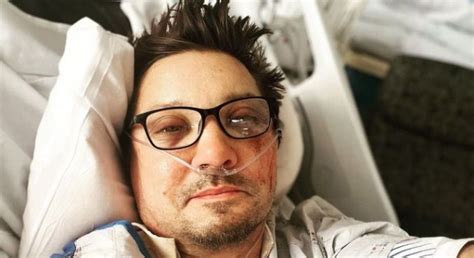 Jeremy Renner Posta Foto O Rosto Machucado No Hospital E Agradece