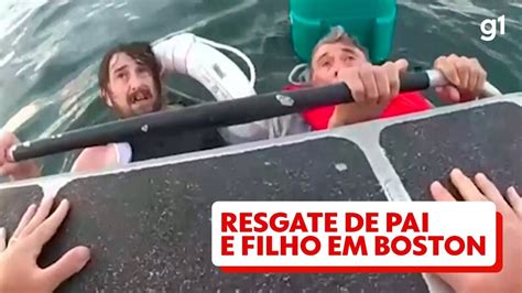 Vídeo Pai e filho são resgatados após barco afundar no porto de Boston