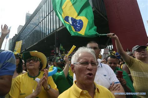 Miles de personas salen a las calles de Brasil para pedir destitución