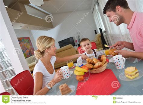 La Familia Desayuna Sano En Casa Imagen De Archivo Imagen De Cabritos