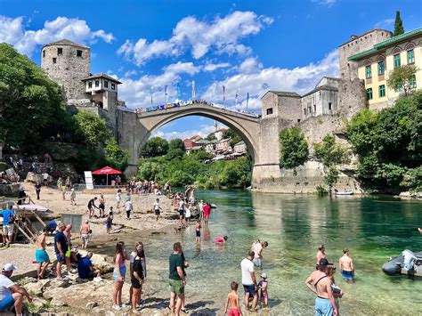 Skokovi Sa Starog Mosta Brojna Publika U Mostaru Na 34 Stepena Celzija