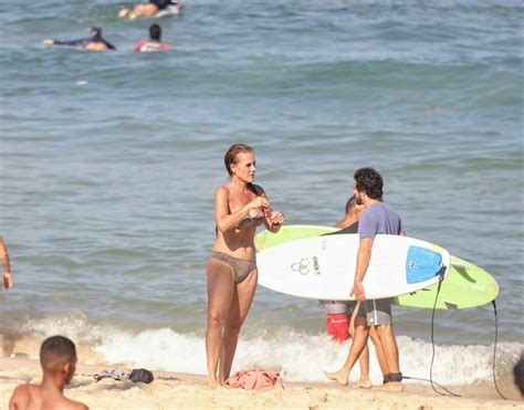 Andrea Veiga elege biquíni de oncinha para curtir clima quente em praia