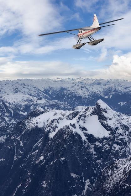 Vista aérea da paisagem canadense das montanhas rochosas hidroavião