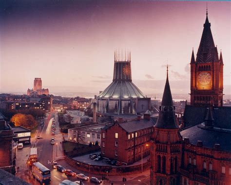 File:University of Liverpool campus at dusk.jpg - Wikimedia Commons