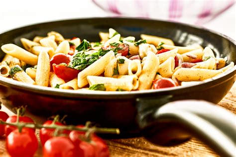 Pasta Mozzarella Salat Mit Ger Steten Pinienkernen Und Kirschtomaten