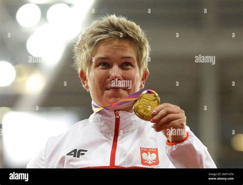 Poland S Gold Medal Winner Anita Wlodarczyk Shows Off Her Medal During