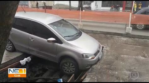 Carro Cai Em Buraco De Obra De Revitalização Da Avenida Conde Da Boa