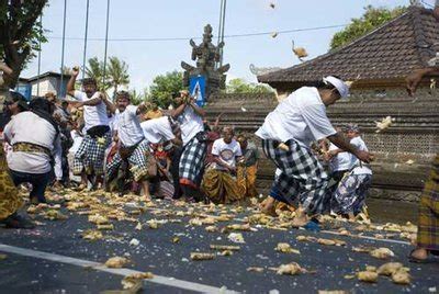 Tradisi Perang Ketupat Di Bali Kalender Bali