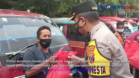 Polresta Sidoarjo Bagi Bagi Sembako Bagi Pengemudi Angkot Saat Operasi