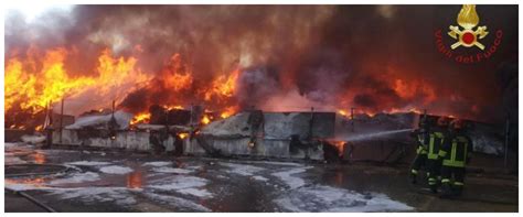 Ciampino Incendio In Una Discarica Si Teme Una Nube Tossica Il