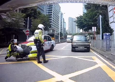 車cam直擊 交警鐵馬尖沙咀切線掉頭 遭的士撞倒｜即時新聞｜港澳｜oncc東網