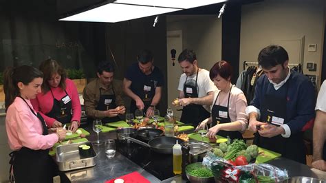 Aprender a cocinar en grupo como en casa y con degustación incluida