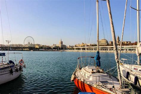 Los 6 faros de Málaga provincia que iluminan a puerto seguro