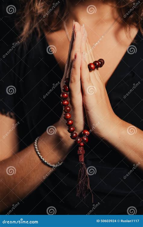 Mujer Joven Que Ruega Con El Rosario A Disposici N Foto De Archivo