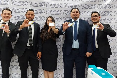 Entrega De Carnets Para Graduados Marzo Universidad Evang Lica