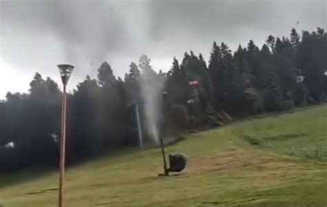 Un Salari De Ans Ject D Un T L Si Ge Pendant Une Mini Tornade