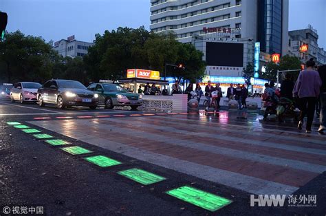 会发光的斑马线亮相苏州 行人如走星光大道 图片 海外网