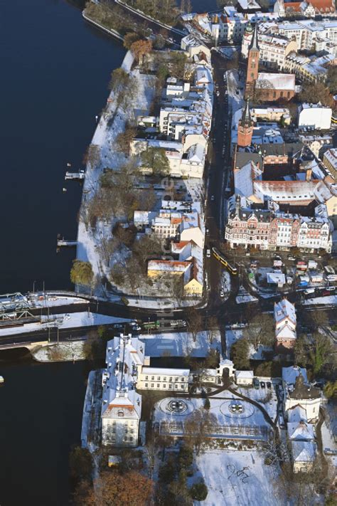 Berlin von oben Winterluftbild Schloss Köpenick am Ufer der Dahme im