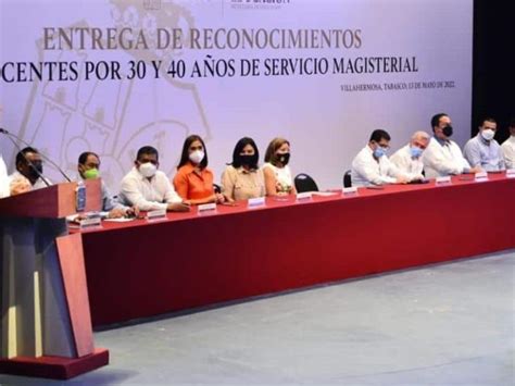 Gobernador Del Estado Entrega Reconocimientos A Docentes Por 30 Y 40