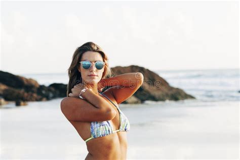 Fille Avec Des Lunettes De Soleil Sur La Plage Photo Stock Image Du