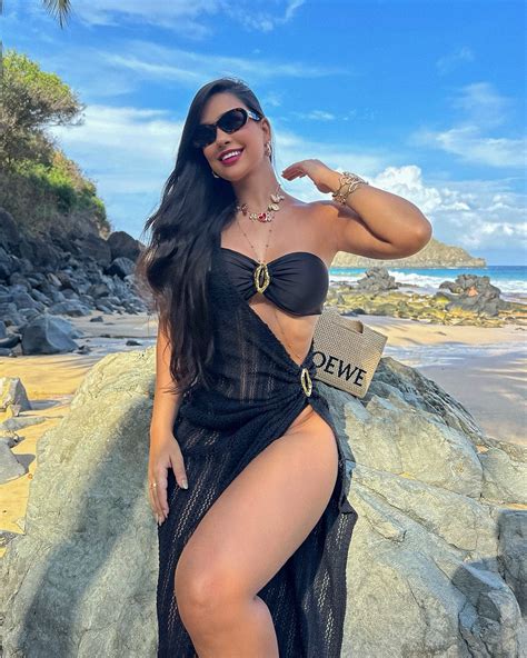 Amanda Gomes | Ainda tenho muitas fotos viu ?! 🙈 | Instagram