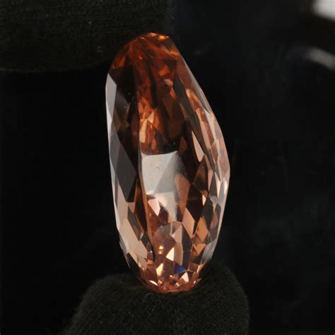 Quartz rose rose 95 carats poire forme longue laboratoire créé