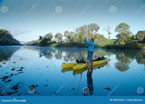 Hombre Que Se Prepara Para Ir Pesca Del Kajak Foto De Archivo Imagen