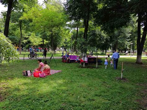 Sunteți Invitați La Picnic în Parcul Municipal Roman O Zi Plină De