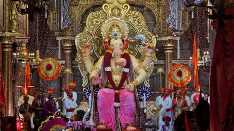 Near Stampede Scenario Witnessed At Mumbais Lalbaugcha Raja Watch