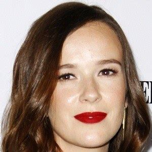 Claire van der Boom - Age, Family, Bio | Famous Birthdays