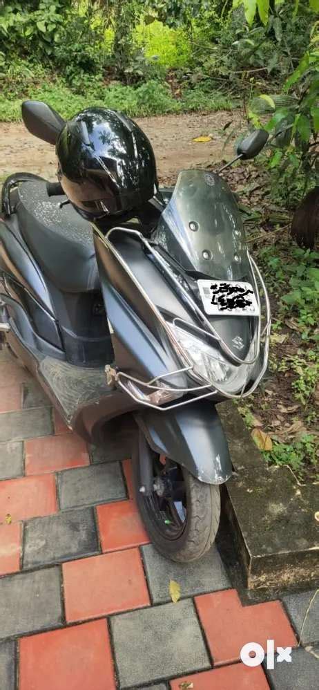 Suzuki Burgman 125 Black Scooters 1753814159