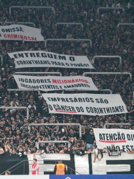 Corinthians organizadas protestam em Itaquera faixas e silêncio