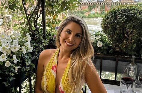 Ivana Icardi posó en bikini atigrada y levantó la temperatura en Mallorca